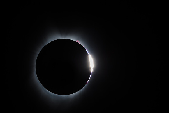 The Wedding Ring with subdued rays.